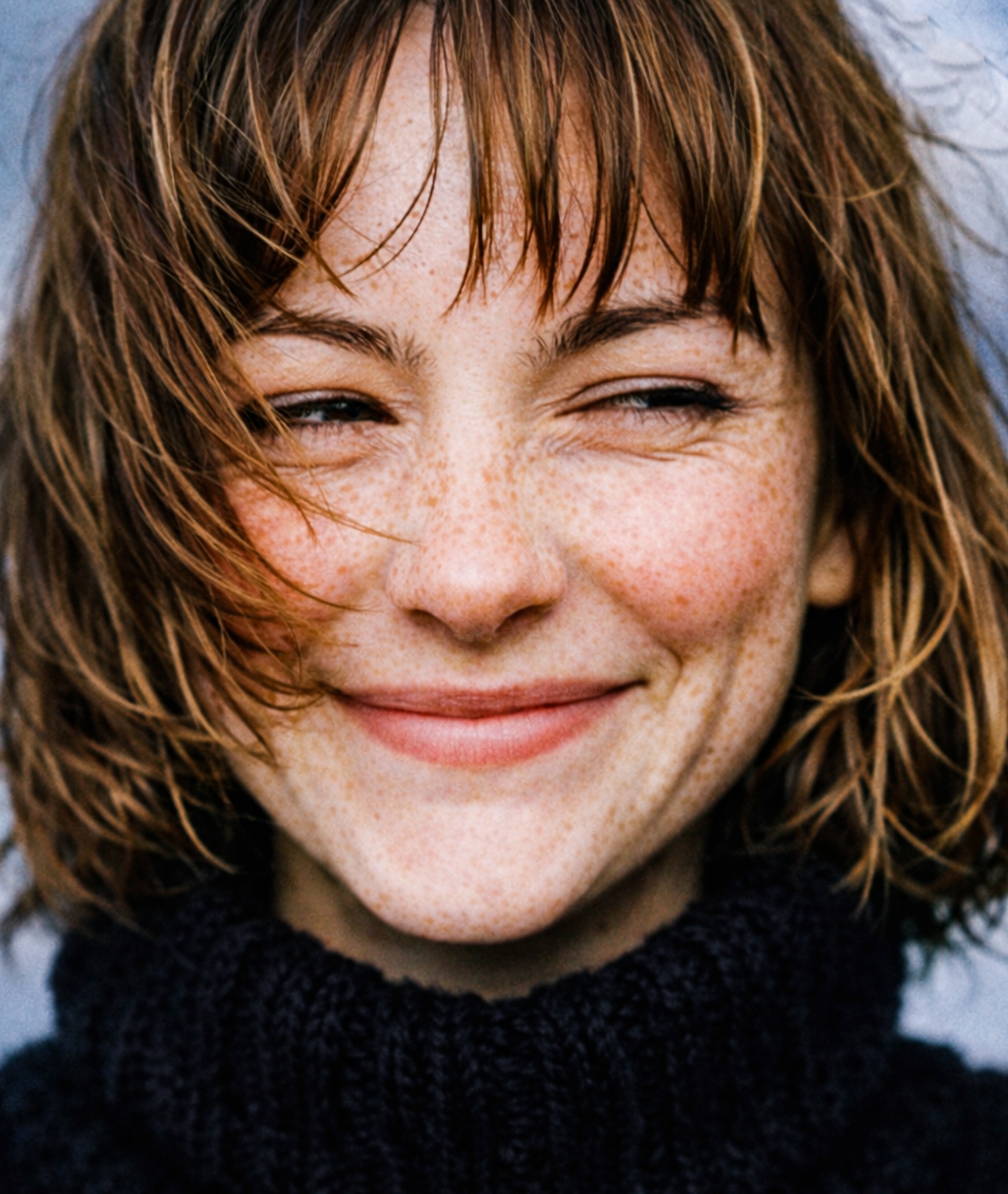 Frau lacht in die Kamera